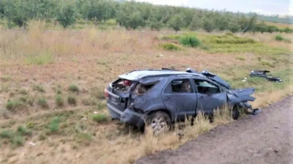 Por esquivar un perro volcaron sobre Ruta 22: el cinturón de seguridad les salvó la vida