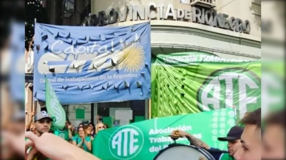 Un escrache en la Casa de Río Negro cortó el centro porteño por denuncias de violencia laboral