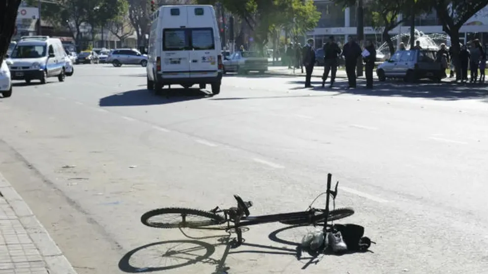 Mala actitud: un motoquero embistió a un ciclista y no paró para ayudarlo