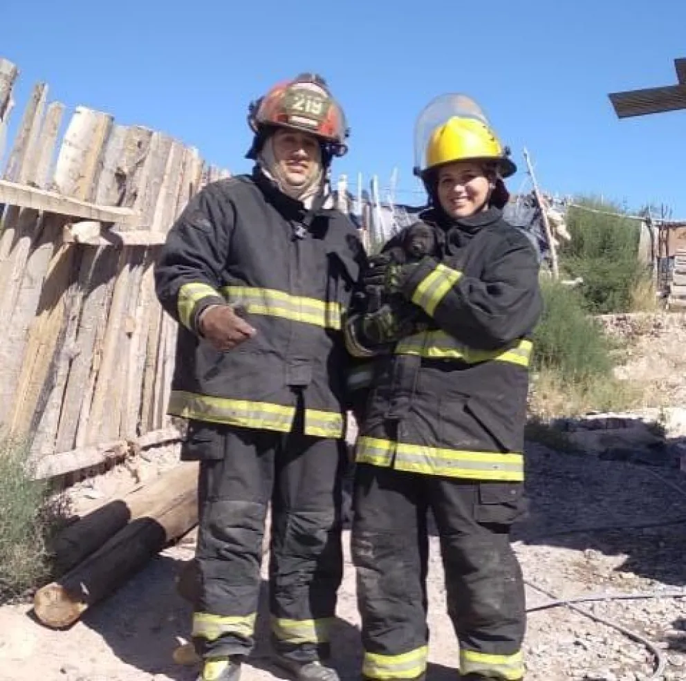 Acto heroico: Bomberos rescataron a un cachorro que se encontraba atorado en una estufa