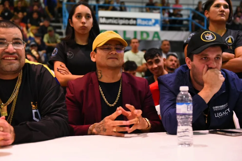 ¡El “Chino” Maidana presente en Roca!: el campeón mundial se sacó fotos y firmó autógrafos en el Gimena López 