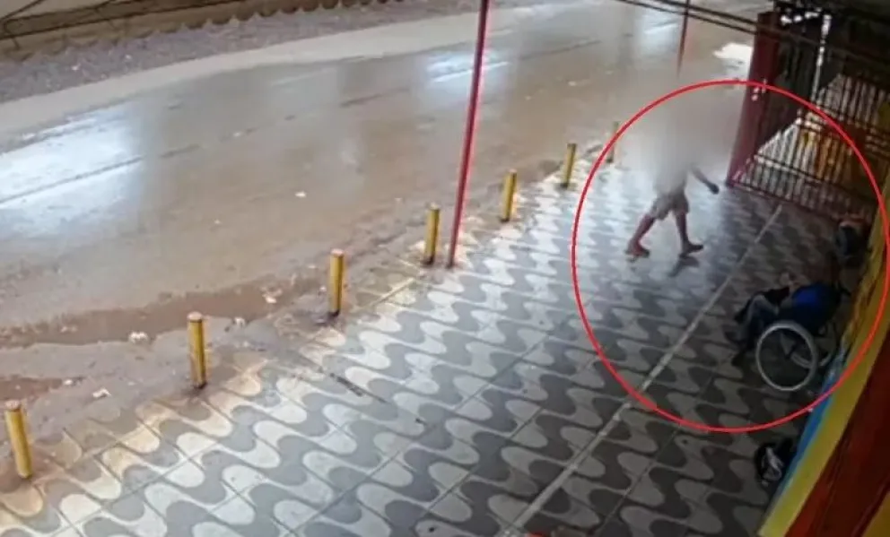 Vecinos atraparon y ataron a un poste a sujeto que abusó de una mujer en situación de calle
