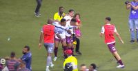 Su equipo perdió, ingresó con su niña en brazos y le pegó a un jugador rival