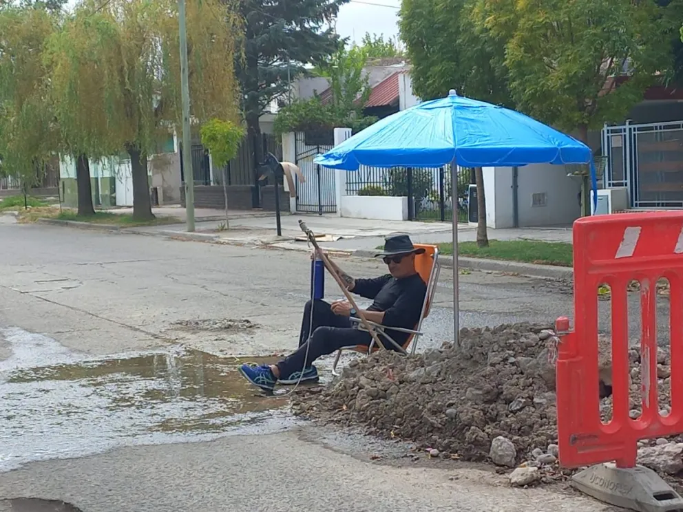 La insólita manera de reclamar de un excandidato a la intendencia: se puso a “pescar” en una calle en reparación