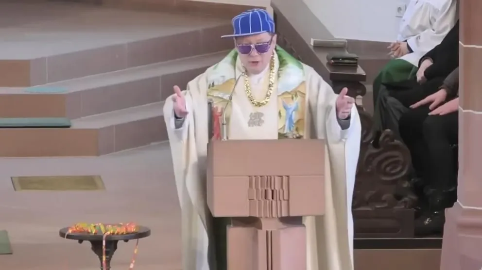 Video: furor en las redes por un cura que dio la misa rapeando y se vistió para la ocasión