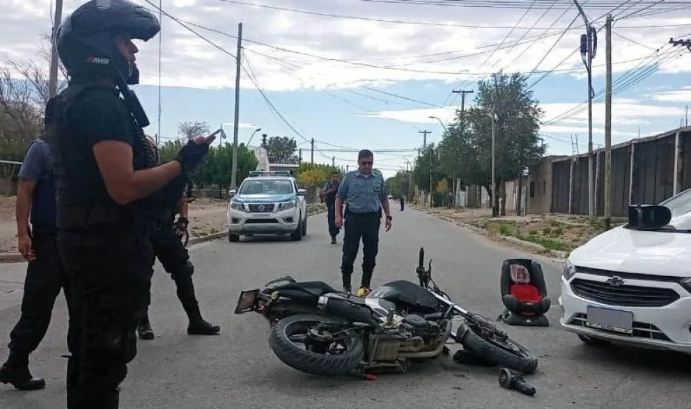 Completitos: robaron elementos de un auto y luego chocaron mientras circulaban en una moto robada