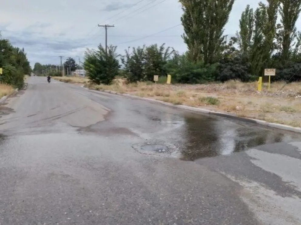 Vecinos denuncian que cruza “un río” en medio de calle Villegas 