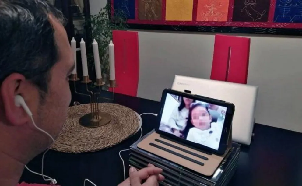 Un niño que vive en la región se revinculará con su papá usando las plataformas digitales