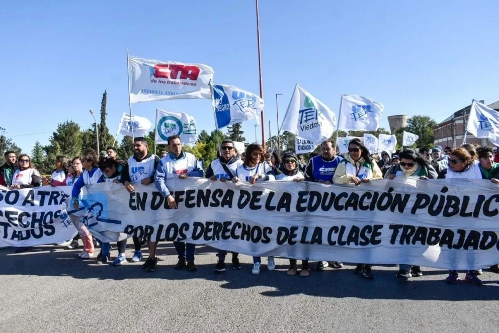 Marcha docente en Viedma: "No van más los aprietes"