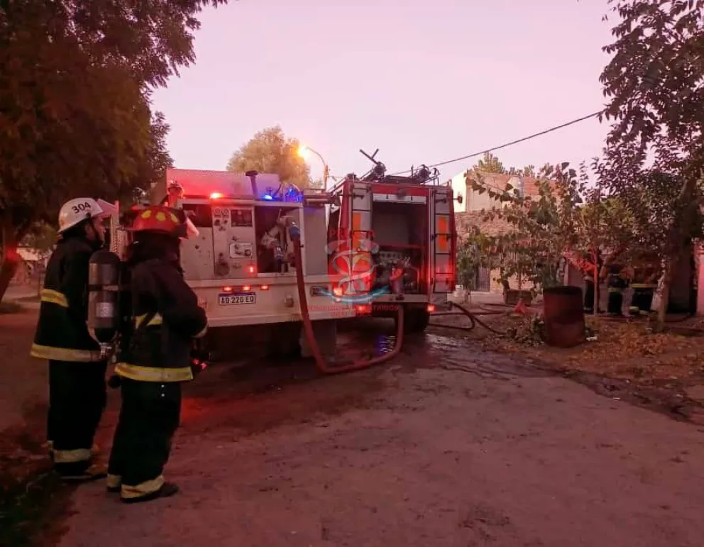 Incendio de una vivienda en Quinta 25: Vecinos aseguran que fue intencional