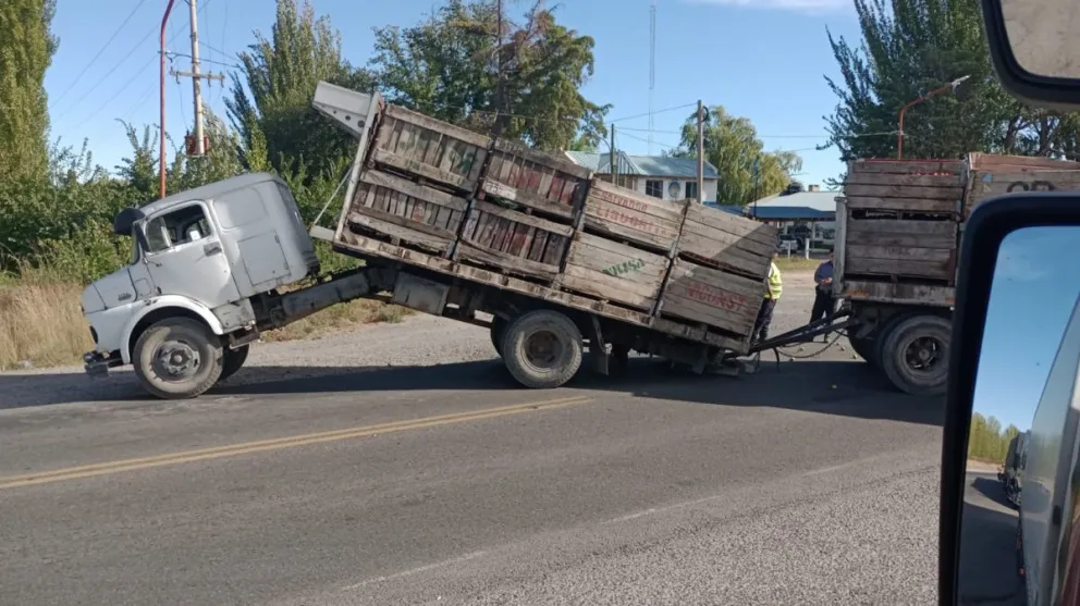 Un camión que se partió al medio y complicó el tránsito sobre Ruta 22