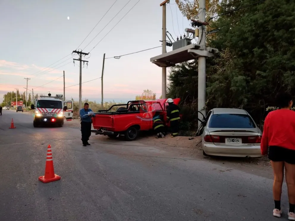 Una auto y una camioneta protagonizaron un fuerte choque sobre calle Jujuy