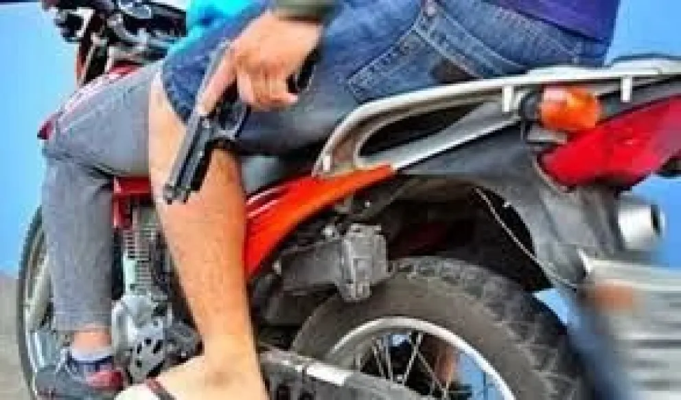 Lo emboscaron y le robaron la moto a punta de pistola