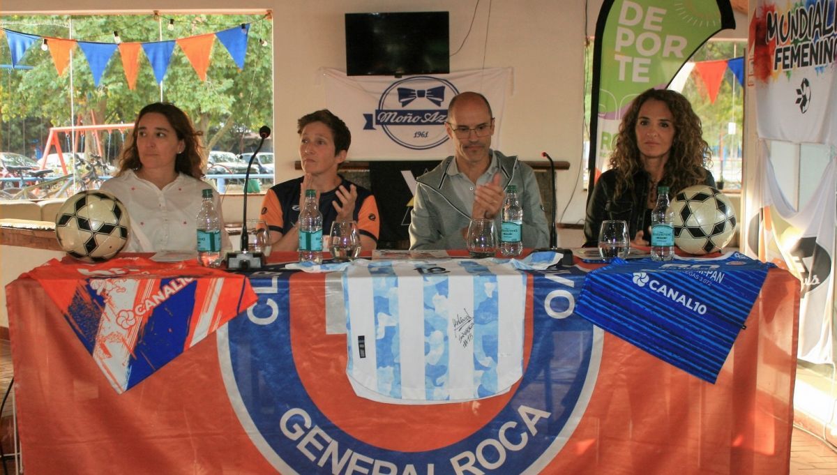 Gustavo López, presidente del club, junto a Valeria Cotelo, Mariana Soler y Susana Fantini