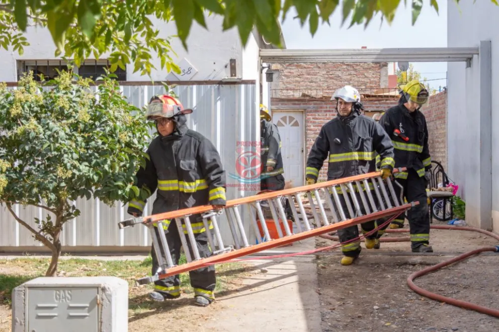Dos móviles de Bomberos Voluntarios trabajaron para controlar un incendio en una vivienda