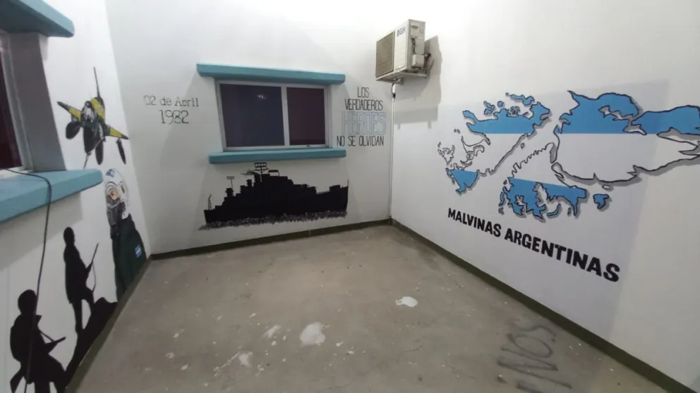 En la ciudad hay un mural sobre Malvinas en la Comisaría Tercera. Ahora se suma la Universidad de Río Negro. Foto: UNRN