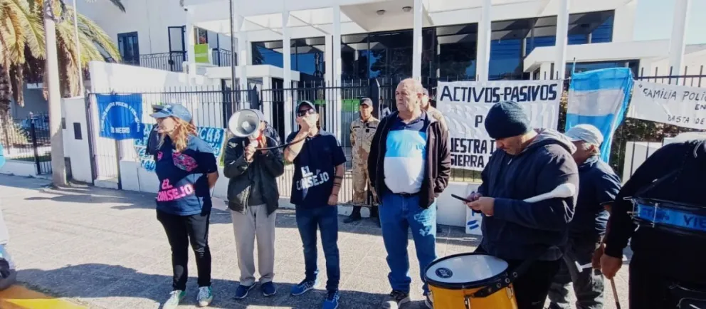 Una mujer se encadenó en el Ministerio de Seguridad y cerraron las puertas