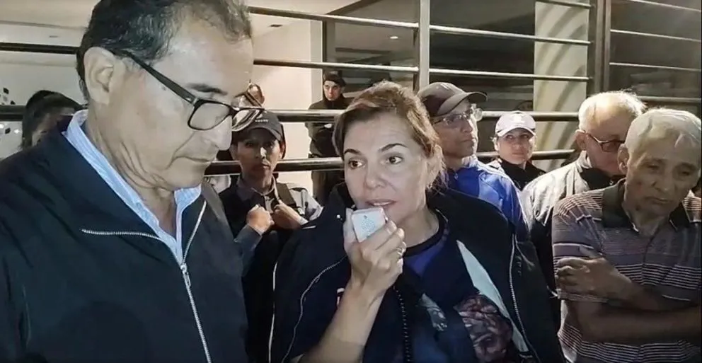 Acosta y Juan informan a los manifestantes policiales de los magros resultados de la reunión.