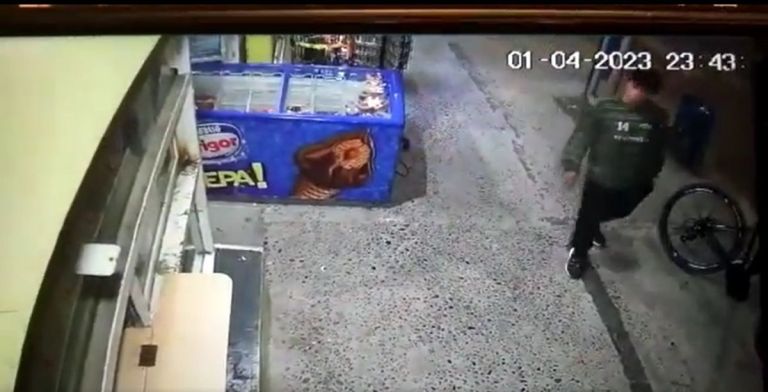 VIDEO: pasó a comprar por el kiosco y en menos de 40 segundos le robaron la bicicleta