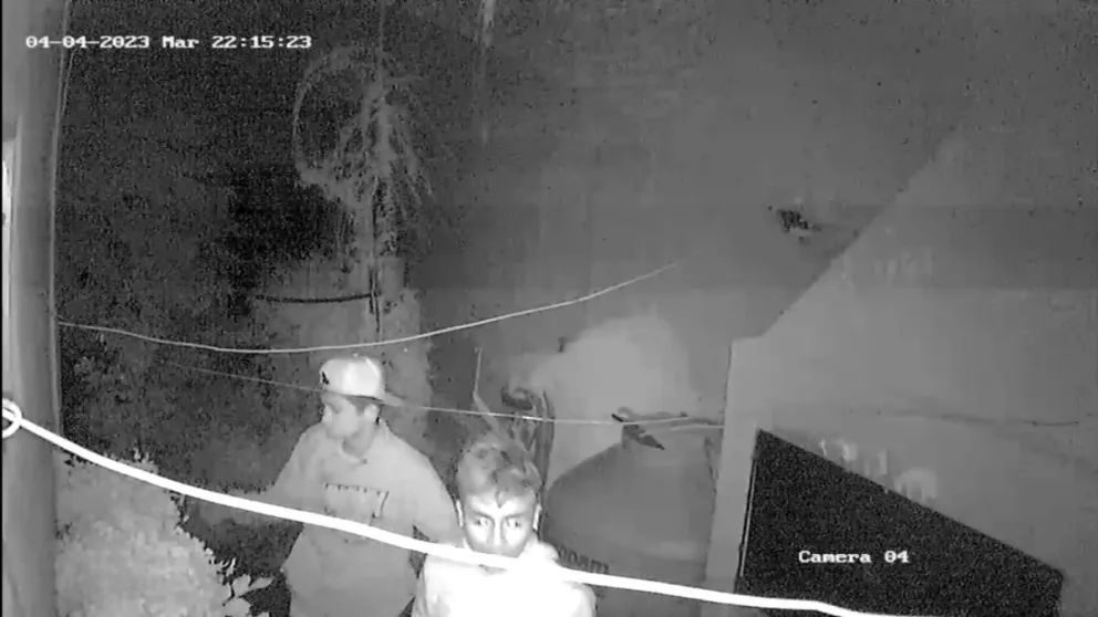 Adolescentes intentaban robar una casa, pero huyeron cuando vieron las cámaras 