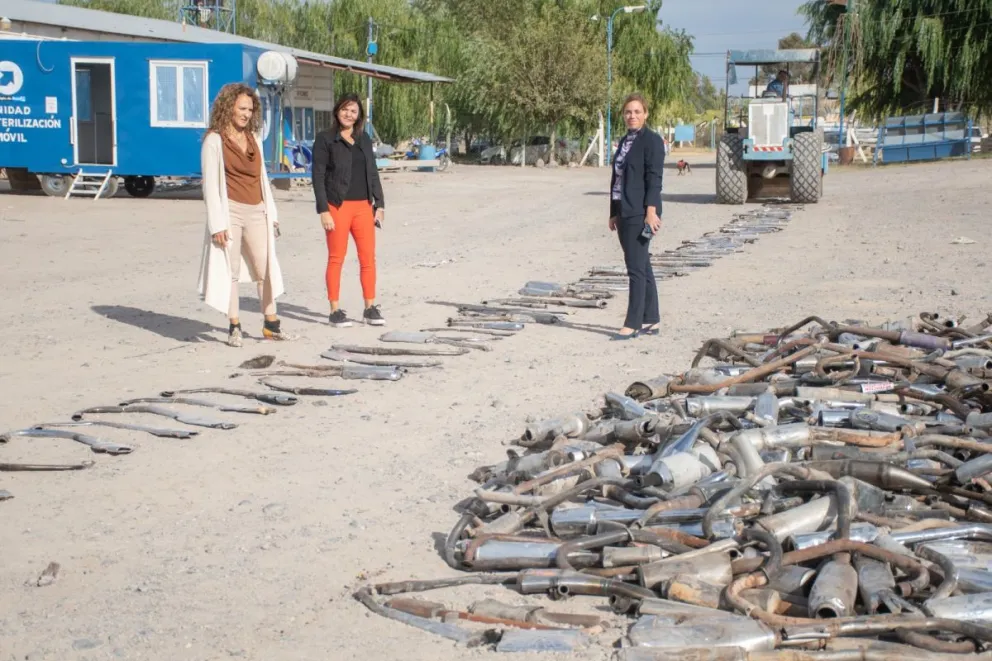 Destruyeron casi 400 caños de escapes retenidos por ruidos molestos en Roca