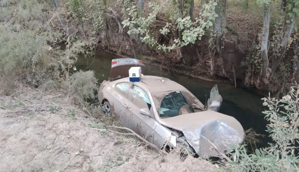 Un vehículo terminó adentro de un desagüe sobre Ruta 22