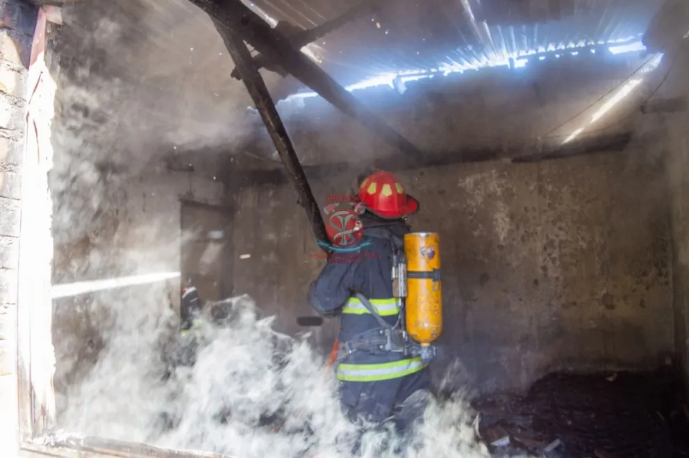 Cuatro dotaciones de bomberos acudieron a un incendio en una vivienda y dos menores fueron asistidos