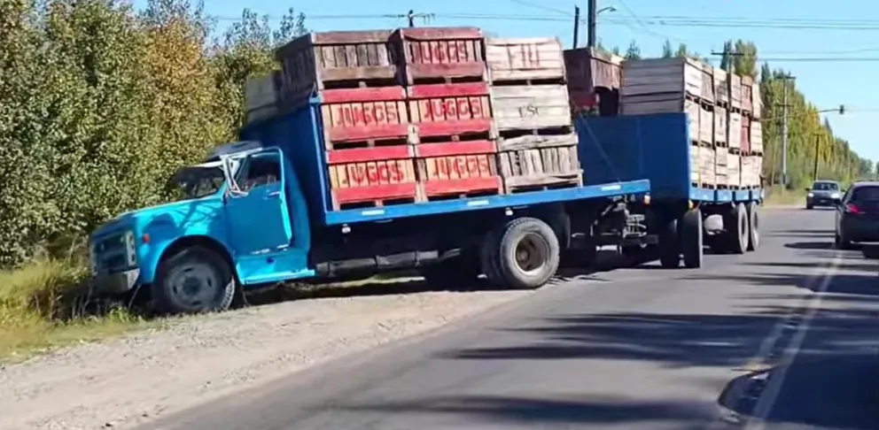 Ruta chica: un camión despistó y perdió parte de la carga