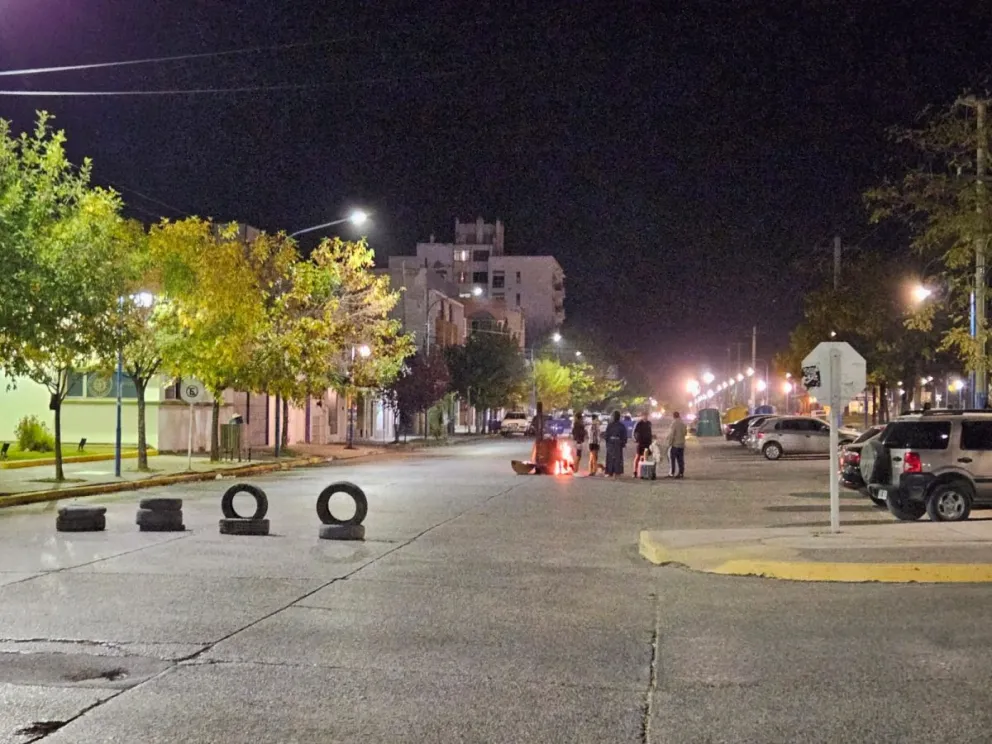 Continúa cortado el tránsito en el exterior de la Comisaría Tercera 