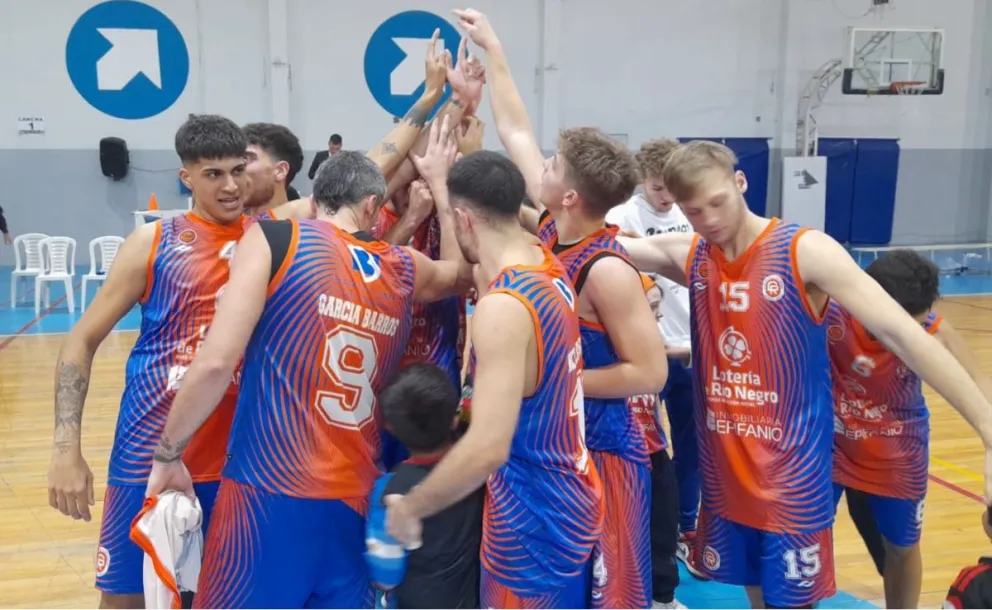 Deportivo Roca venció a Guilermo Brown y sigue peleando bien arriba