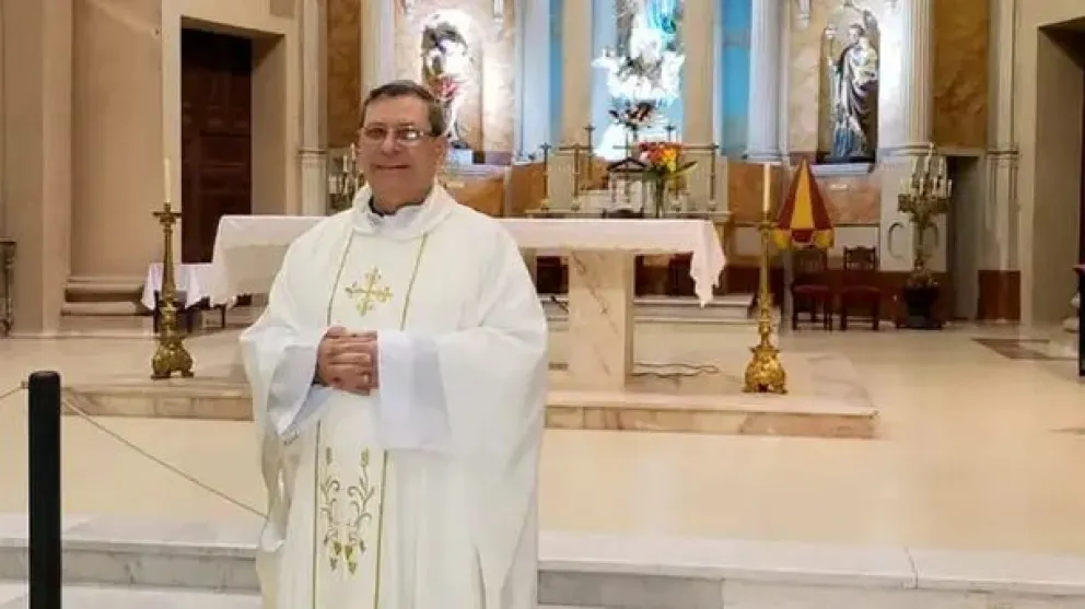 Un sacerdote sufrió un ACV mientras daba misa y falleció 