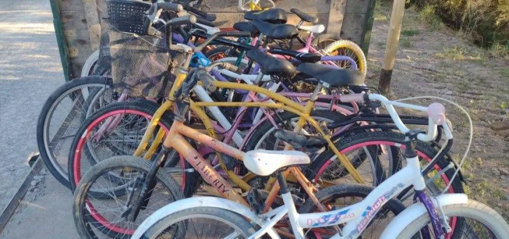Hermoso gesto: un policía regaló huevos de chocolate y bicicletas en Pascua