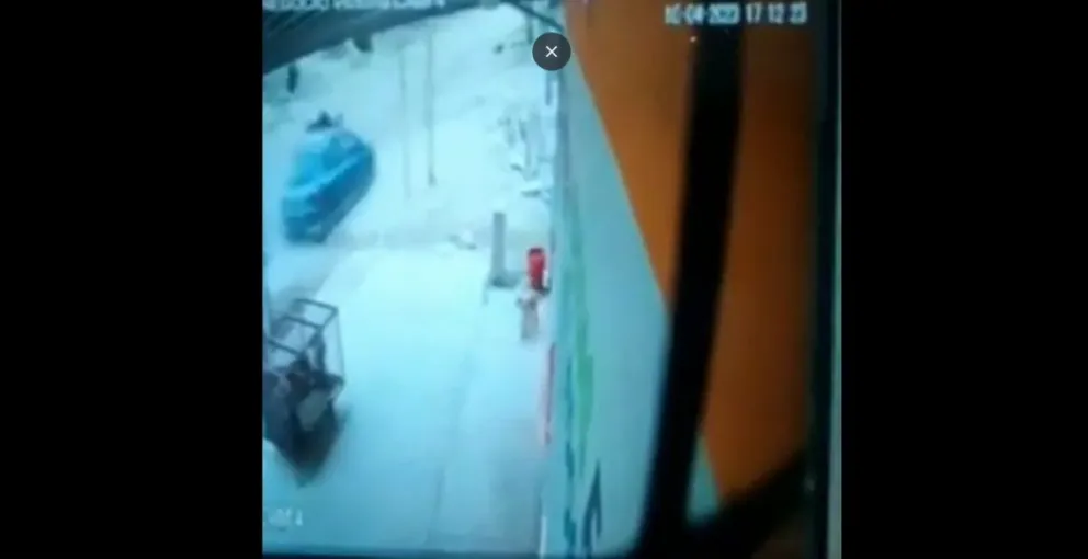 IMAGENES SENSIBLES: un automovilista atropelló a un hombre y su hijo y se dio a la fuga