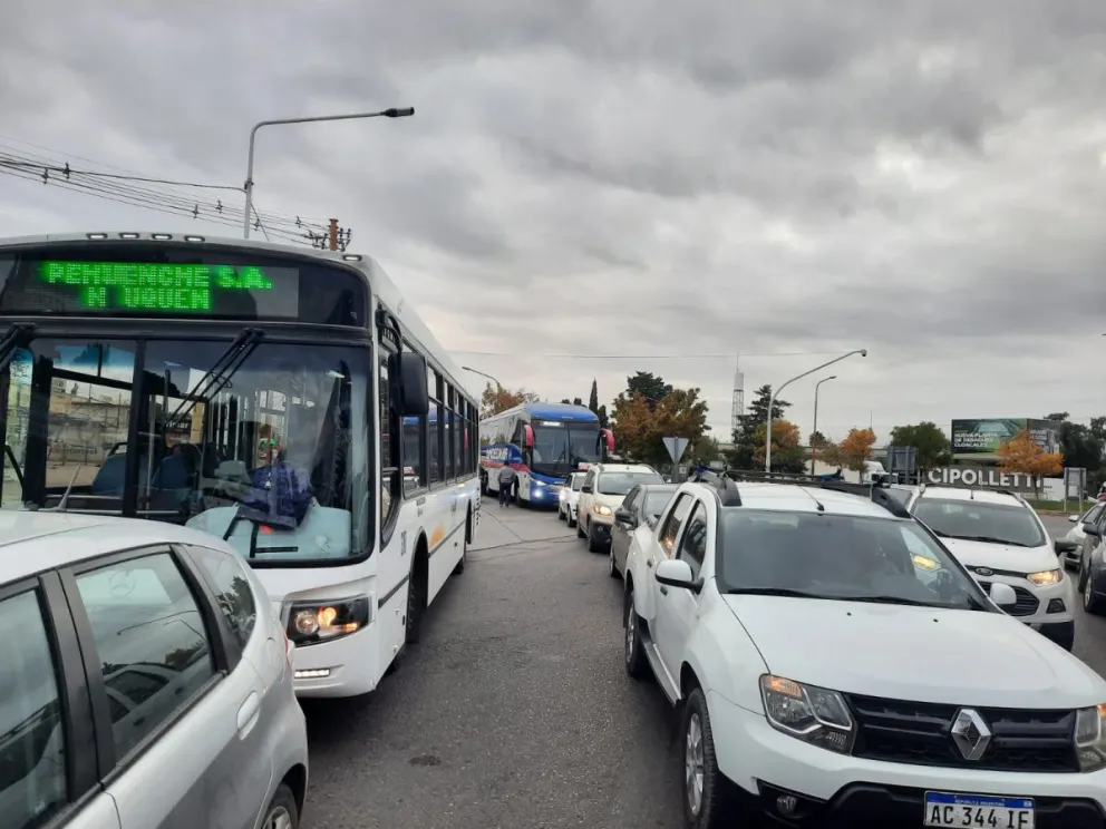 Caos vehicular sobre la ruta 22 por el reclamo de los trabajadores de Pollolín