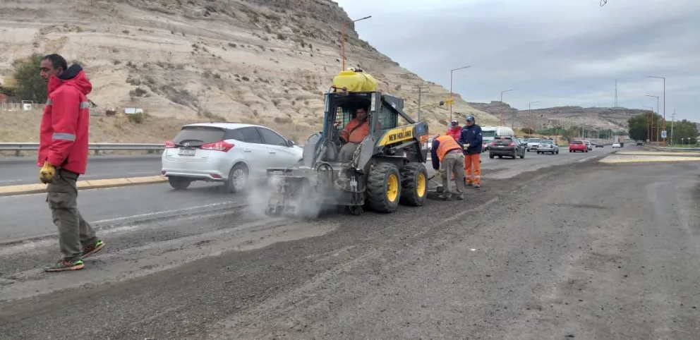 ¡Precaución al circular!: Vialidad Nacional realiza tareas de fresado sobre Ruta 22
