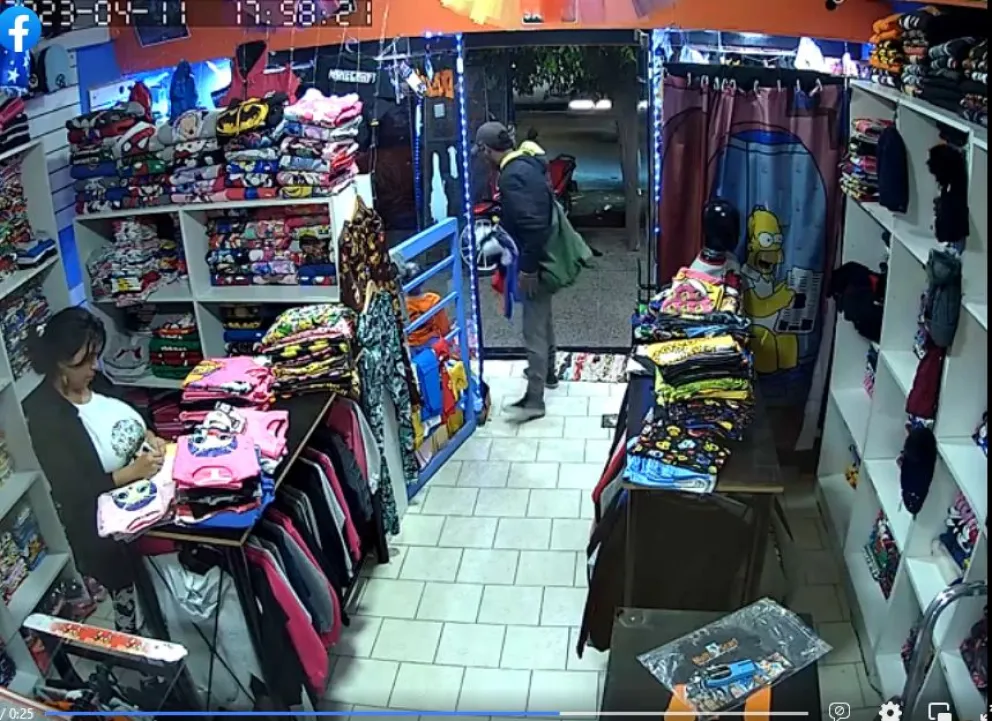 En 10 segundos de descuido robó la vidriera pero quedó grabado