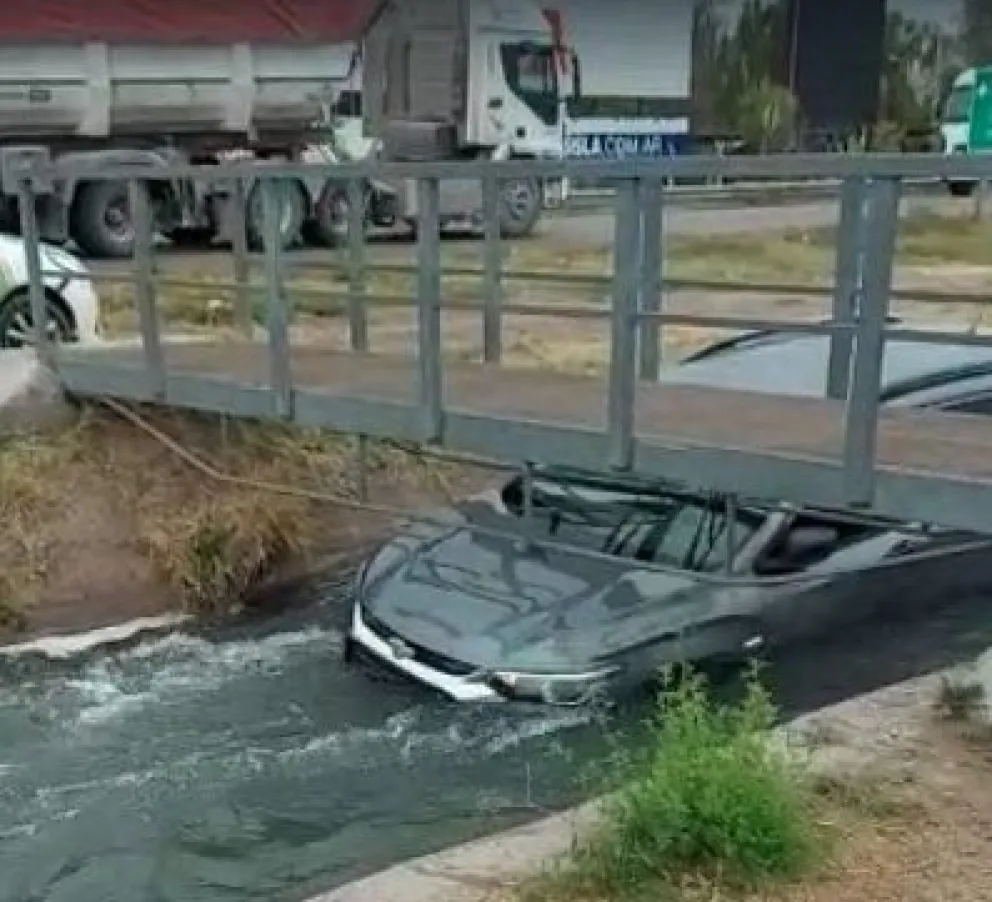 Un hombre mayor se descompensó mientras conducía y cayó al canal