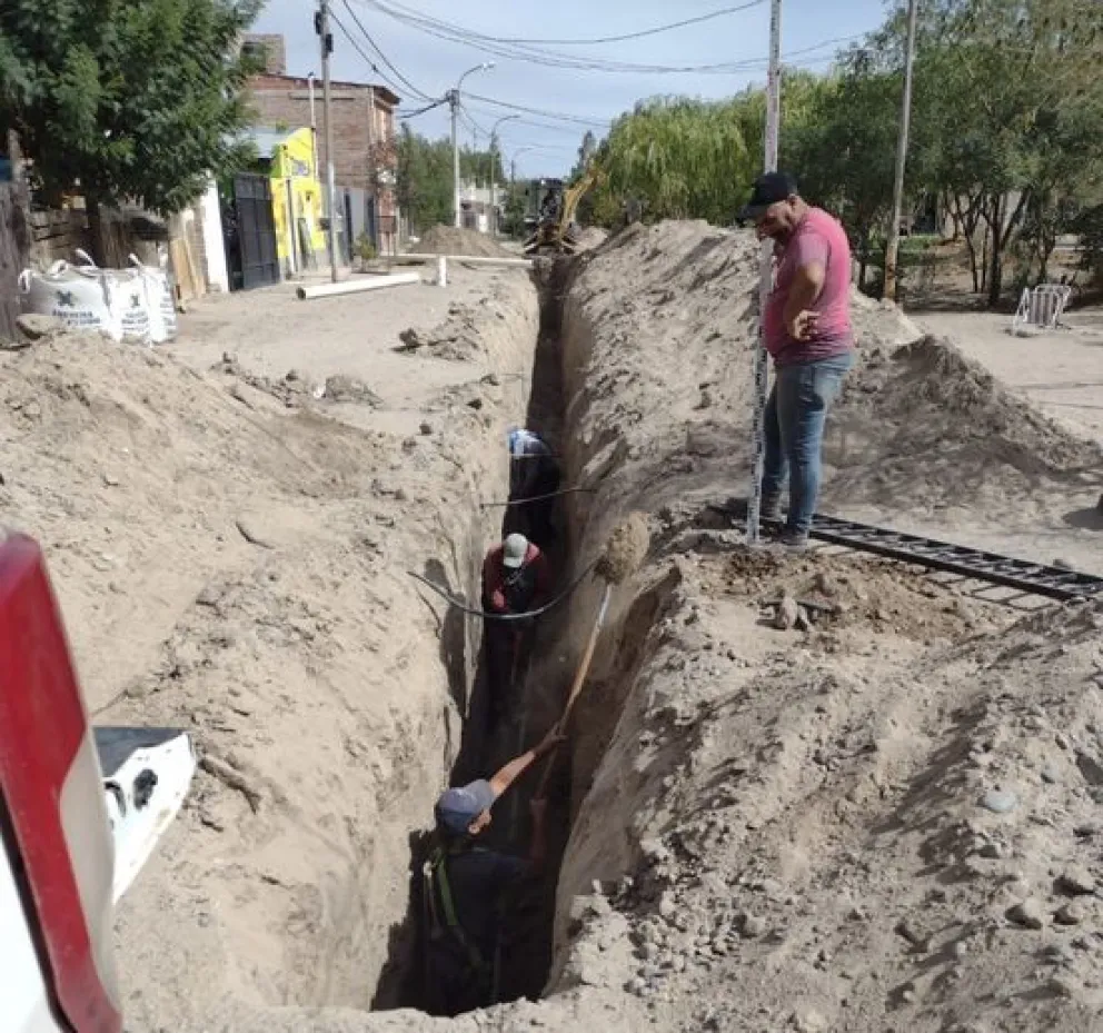 ¿Cómo va la obra de red cloacal que beneficiará a 419 familias del Fiske Menuco?