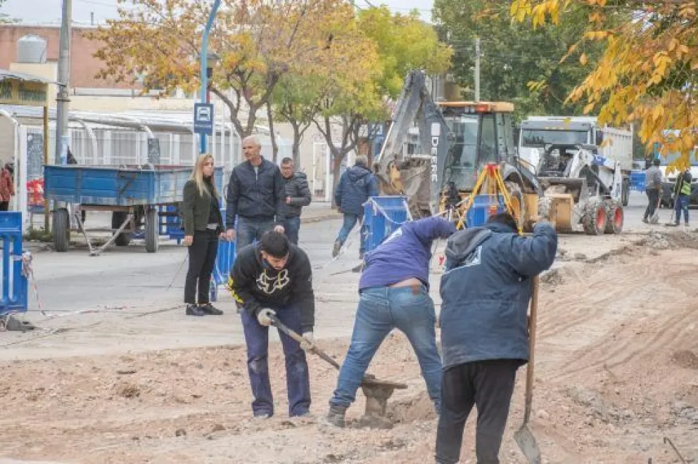 Precaución al circular: están reconstruyendo un desagüe pluvial en Roca