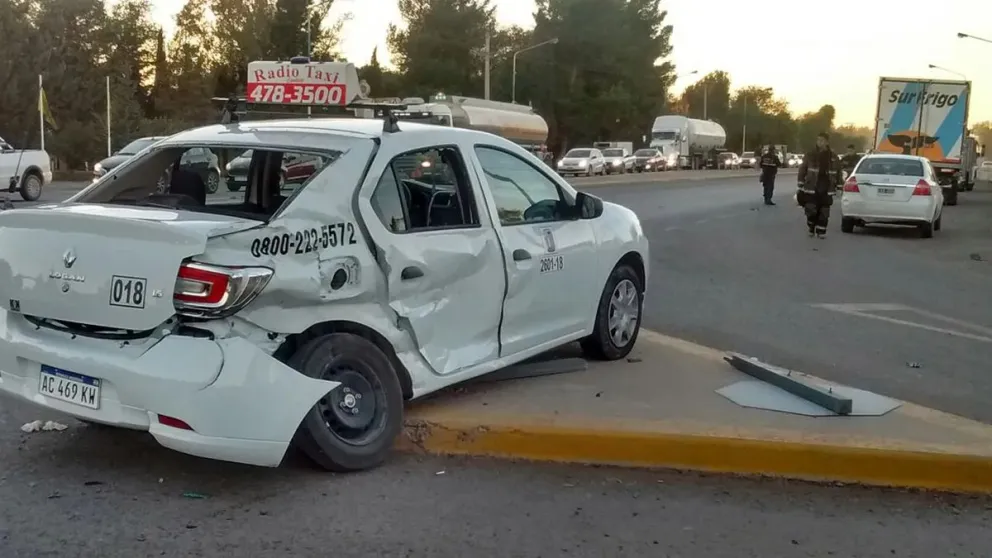Irresponsable: dobló de improviso y provocó que un taxi se incrustara contra un árbol