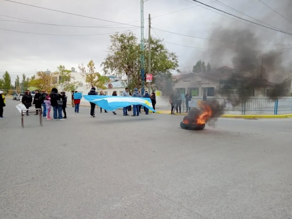Tránsito cortado en Av. San juan: reclaman la continuación de obras en la Escuela 95º 