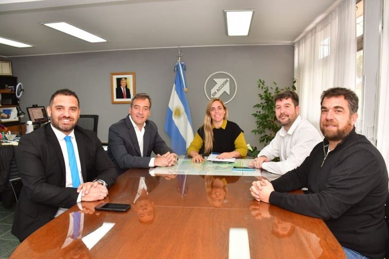 María Emilia Soria felicitó a Weretilneck por el triunfo y posó junto a sus legisladores
