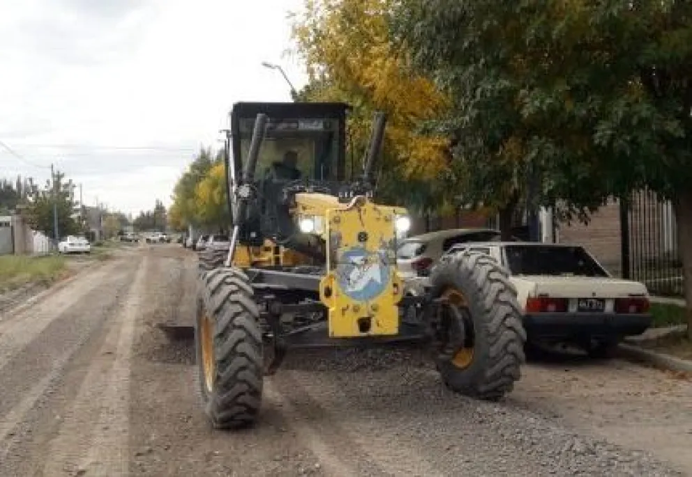 ¿Ya pasó la máquina por tu calle?: continúan los trabajos de mantenimiento en los barrios de Roca