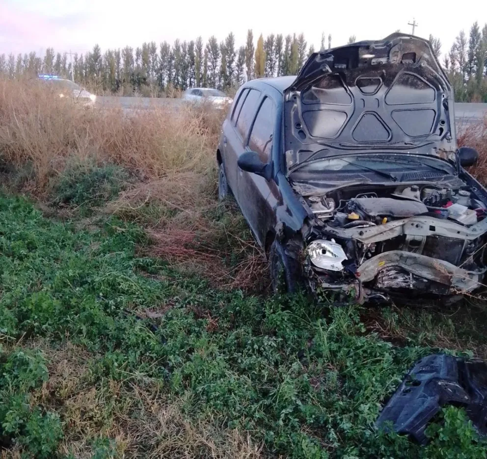 La ruta 22 sin terminar: volcó y terminó internado en el hospital