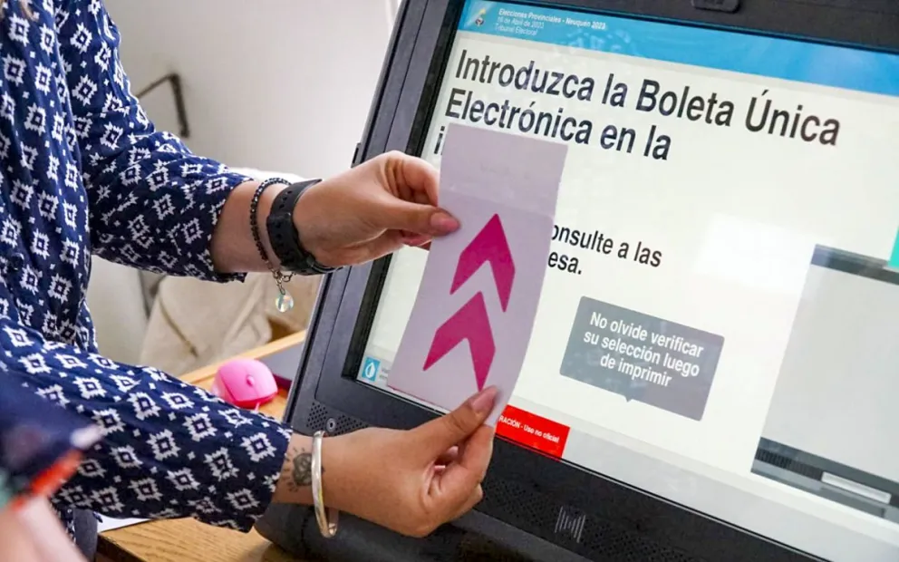 Qué conviene más: ¿la boleta papel o el voto electrónico?