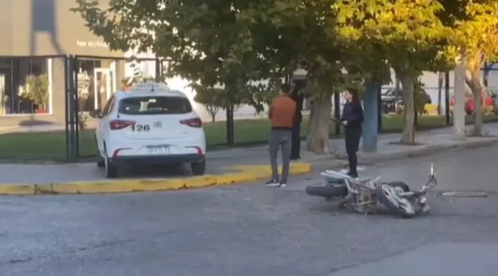 Un taxi y una moto protagonizaron un choque sobre Av. Roca 