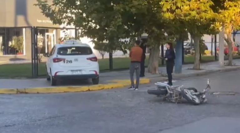 Un taxi y una moto protagonizaron un choque sobre Av. Roca