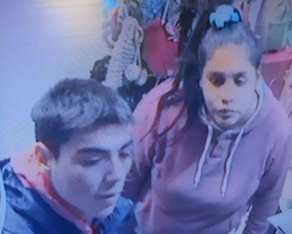 Una pareja volvió a robar en un local de Roca y fue escrachada nuevamente 