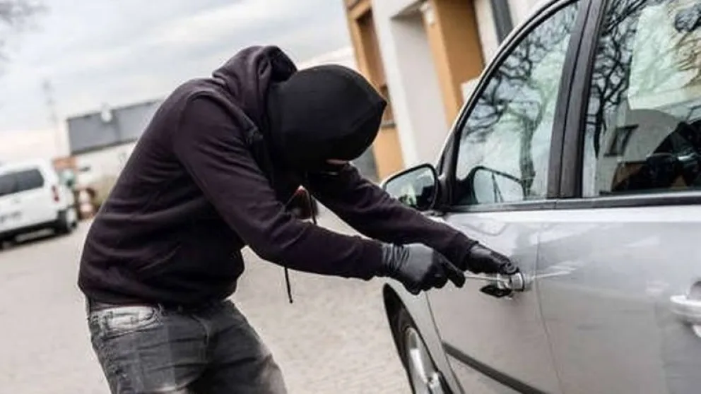 Intentó robar un vehículo afuera de una clínica y lo agarraron in fraganti