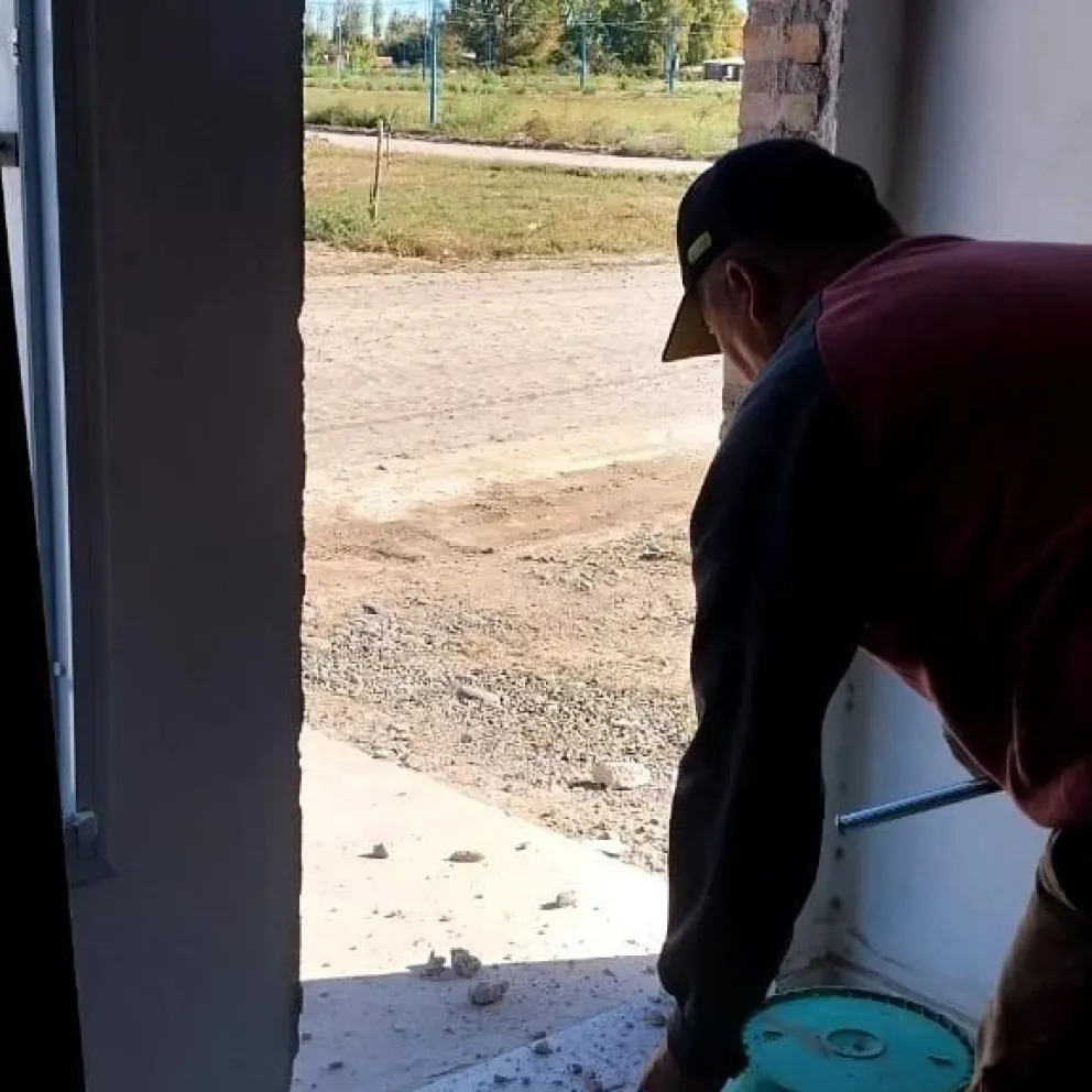 Destrozaron la entrada de un comercio y se llevaron valiosas maquinarias